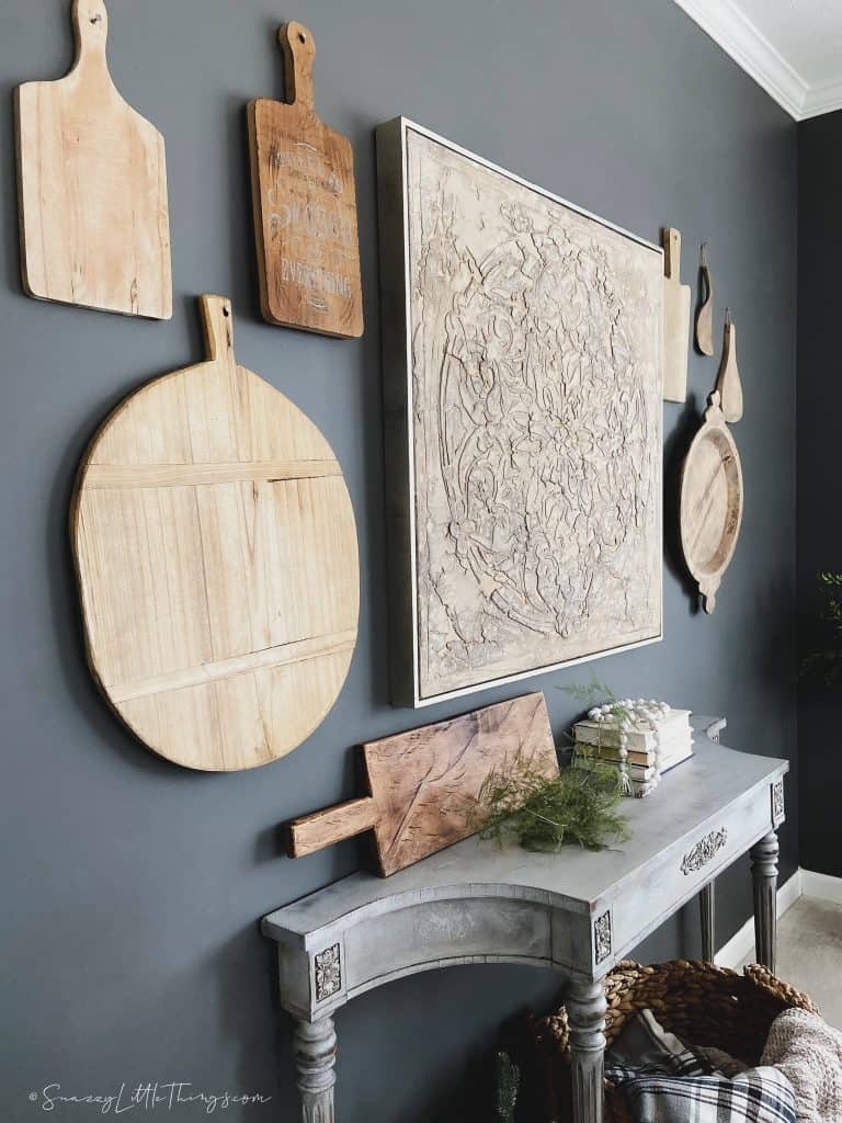 https://www.snazzylittlethings.com/wp-content/uploads/Gallery-Wall-Cutting-Boards-over-Antique-Gray-Chalk-Painted-Table-768x1024.jpg